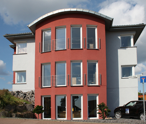 Modernes Wohn- und Bürohaus